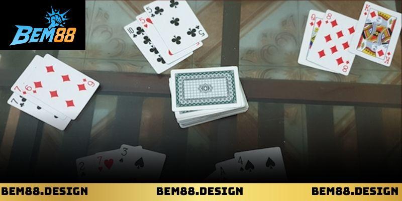 Cách chơi bài cào với ba lá bài được chia rõ ràng dễ quan sát